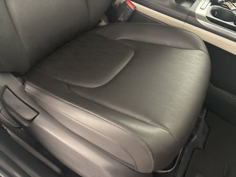 Used 2024 Kia Carnival EX image 29