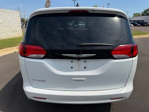 Used 2023 Chrysler Voyager LX FWD image 5