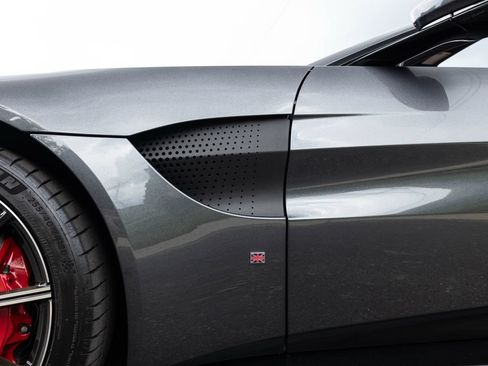 Used 2021 Aston Martin V8 Vantage Roadster RWD image 16