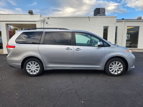 Used 2013 Toyota Sienna XLE w/ Entertainment Pkg image 6