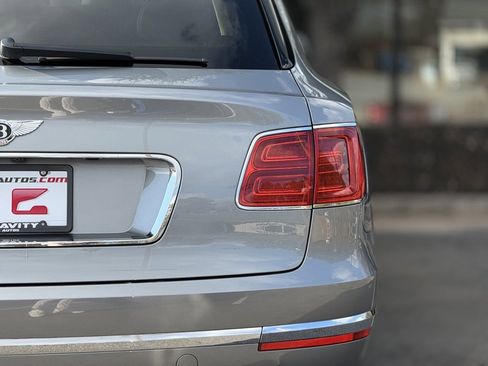 Used 2019 Bentley Bentayga image 16