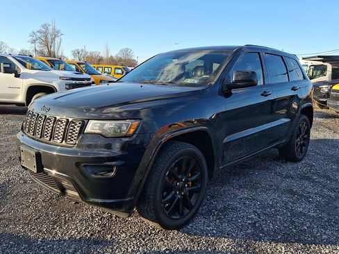 Used 2019 Jeep Grand Cherokee Altitude image 3