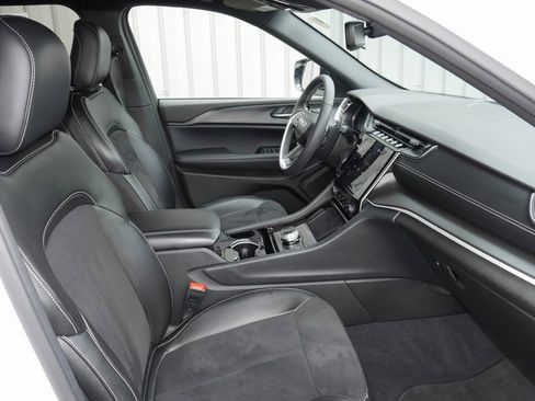 Used 2023 Jeep Grand Cherokee Altitude image 27