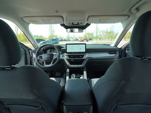 Used 2025 Ford Explorer Active AWD/4WD image 23