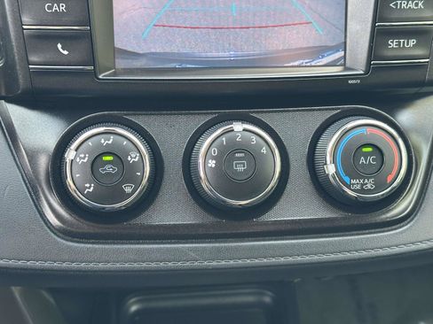 Used 2018 Toyota RAV4 LE AWD/4WD image 11