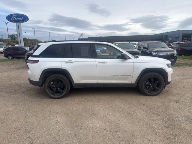 Used 2022 Jeep Grand Cherokee Altitude AWD/4WD image 11