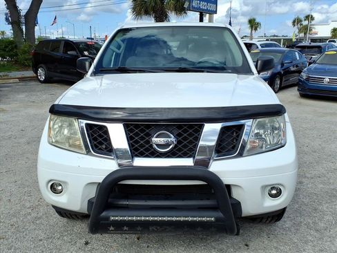 Used 2018 Nissan Frontier SV image 2