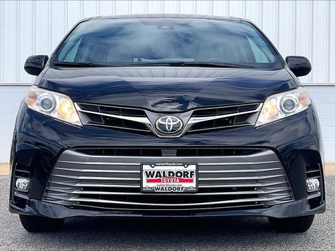 Used 2019 Toyota Sienna XLE image 3