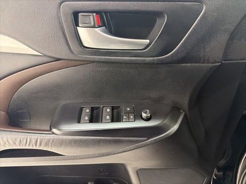 Used 2016 Toyota Highlander XLE AWD/4WD image 11