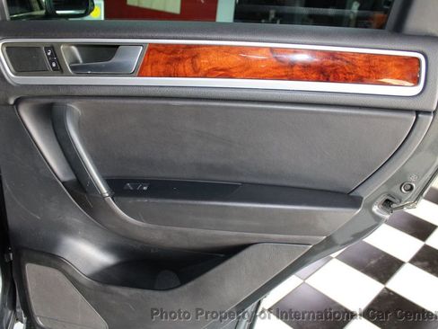 Used 2013 Volkswagen Touareg Sport image 25