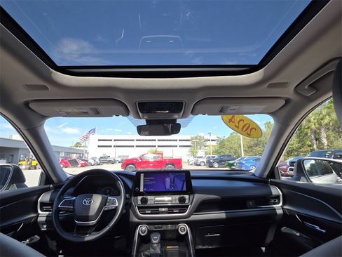 Certified 2024 Toyota Grand Highlander XLE image 4