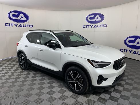 Used 2023 Volvo XC40 B5 Plus AWD/4WD image 1