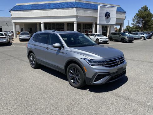 Used 2023 Volkswagen Tiguan SE w/ Panoramic Sunroof Package FWD image 39