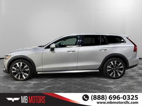 Used 2023 Volvo V60 B5 Cross Country Ultimate w/ Climate Package image 9