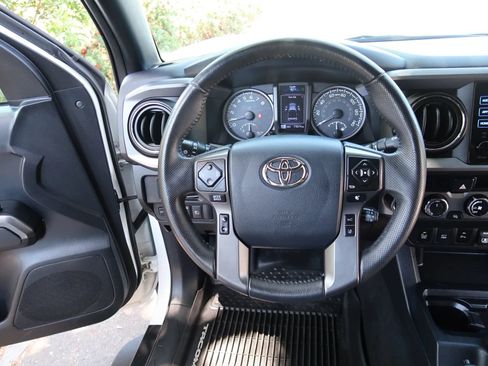 Used 2018 Toyota Tacoma TRD Sport w/ Technology Package AWD/4WD image 28