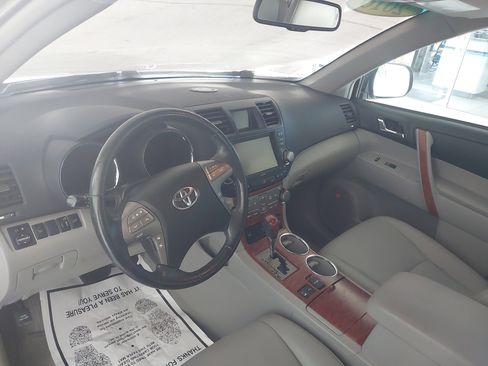 Used 2010 Toyota Highlander Limited AWD/4WD image 2
