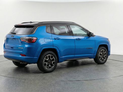Used 2025 Jeep Compass Trailhawk image 9