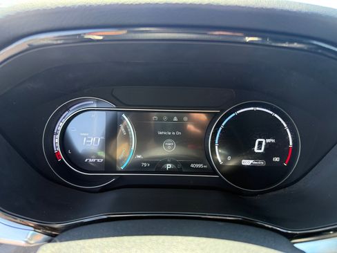 Used 2022 Kia Niro EX Premium FWD image 11