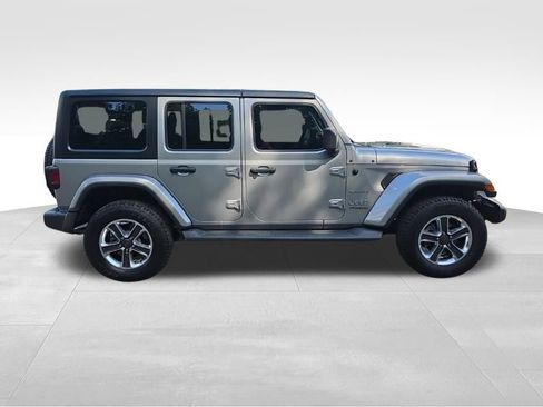 Used 2018 Jeep Wrangler Unlimited Sahara AWD/4WD image 4