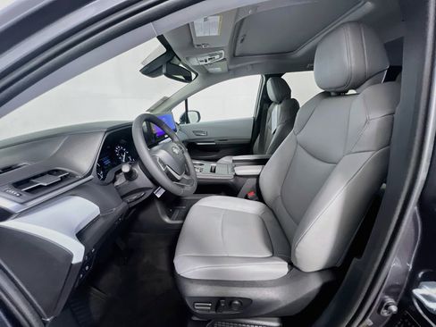 Used 2025 Toyota Sienna XLE FWD image 14