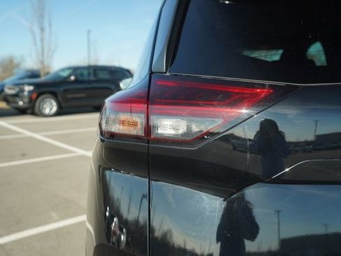 Used 2023 Nissan Rogue SV image 38