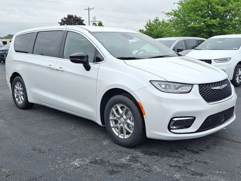 Used 2026 Chrysler Pacifica Select FWD image 2