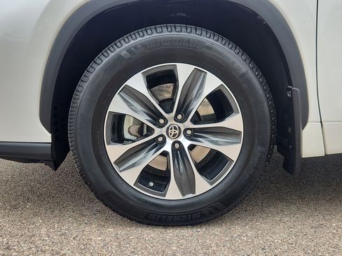 Used 2020 Toyota Highlander XLE AWD/4WD image 18