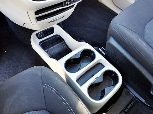 Used 2022 Chrysler Voyager LX image 32