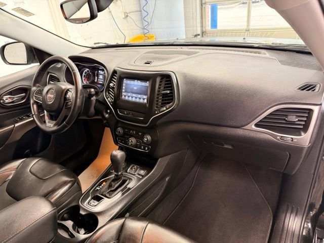 Used 2019 Jeep Cherokee Latitude Plus w/ Comfort/Convenience Group AWD/4WD image 25