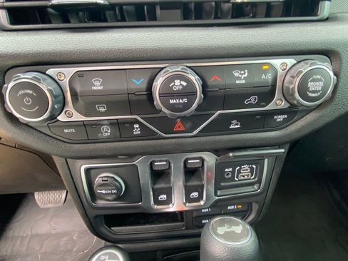 Used 2025 Jeep Wrangler Sport AWD/4WD image 21