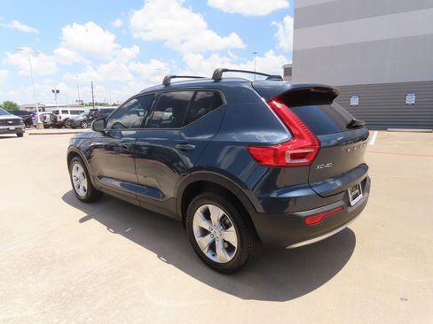 Used 2021 Volvo XC40 T4 Momentum FWD image 17