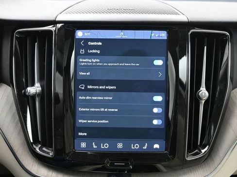 Used 2023 Volvo XC60 B5 Plus image 17