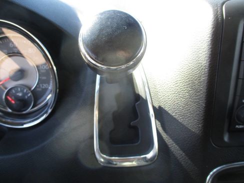 Used 2012 Chrysler Town & Country Touring-L w/ Premium Group image 22