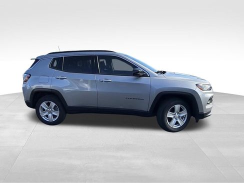 Used 2022 Jeep Compass Latitude w/ Sun and Sound Group AWD/4WD image 2
