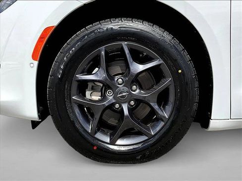Used 2020 Chrysler Pacifica Touring-L Plus w/ Advanced Safetytec Group FWD image 10