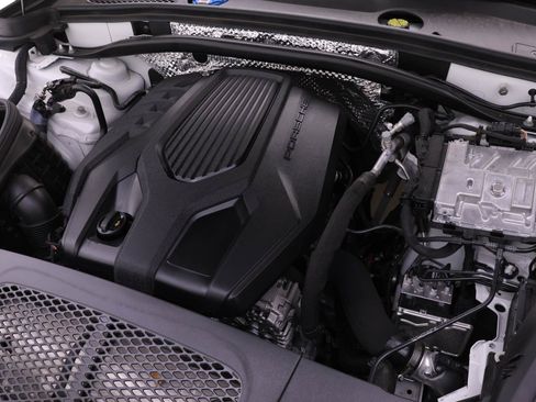 Certified 2024 Porsche Macan image 23