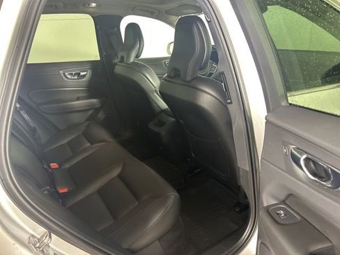 Used 2019 Volvo XC60 T6 Momentum w/ Multimedia Package image 12