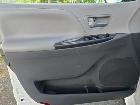 Used 2019 Toyota Sienna LE FWD image 22