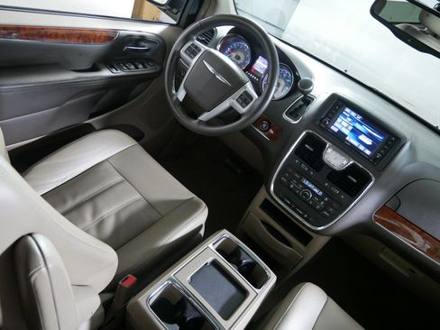 Used 2013 Chrysler Town & Country Touring-L w/ Driver Convenience Group FWD image 9