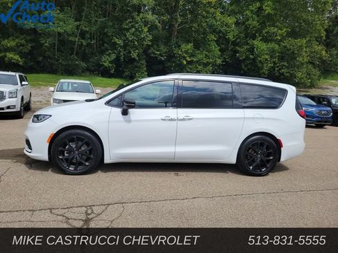 Used 2025 Chrysler Pacifica Limited FWD image 2
