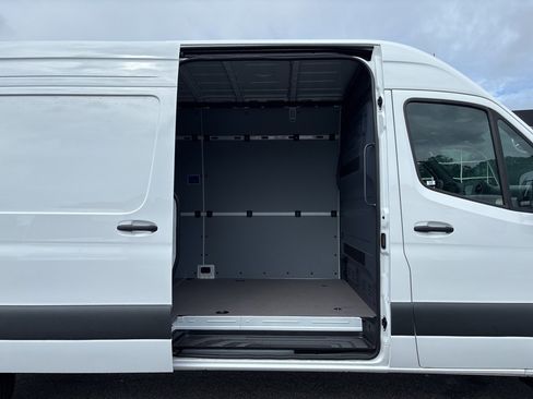 Used 2024 Mercedes-Benz Sprinter 2500 image 16