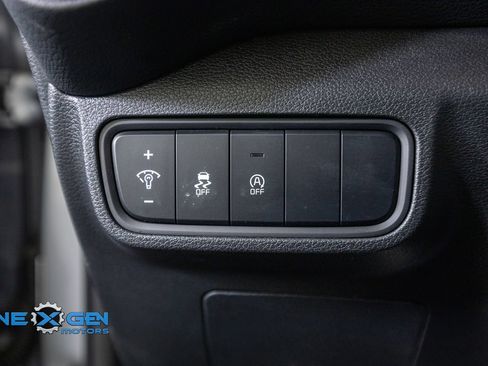 Used 2025 Kia Soul LX w/ LX Technology Package FWD image 13