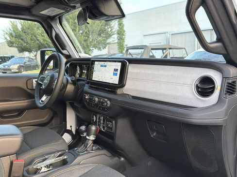 Used 2025 Jeep Wrangler Unlimited Sahara AWD/4WD image 18