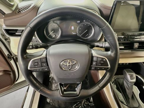 Used 2021 Toyota Highlander Platinum image 11
