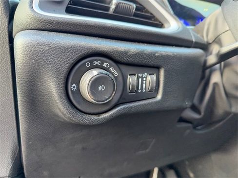 Used 2025 Chrysler Pacifica Select image 9