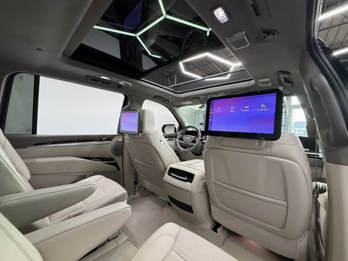 Used 2026 Cadillac Escalade ESV Platinum Sport w/ LPO, ONYX Package AWD/4WD image 33