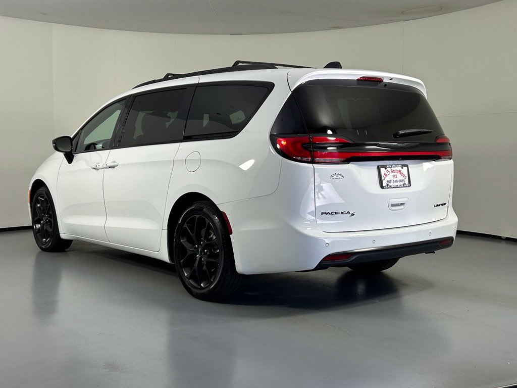Used 2025 Chrysler Pacifica Limited FWD image 5
