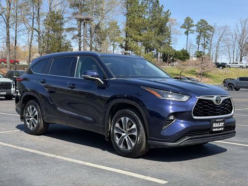 Used 2021 Toyota Highlander XLE image 1