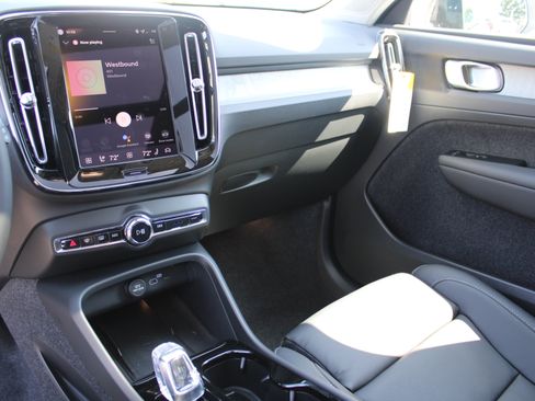 Used 2026 Volvo XC40 B5 Plus w/ Protection Package Premier AWD/4WD image 20