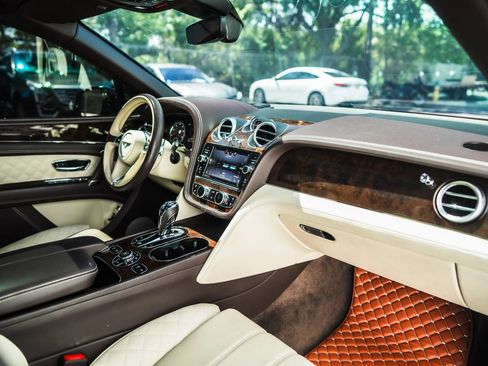 Used 2018 Bentley Bentayga AWD/4WD image 28